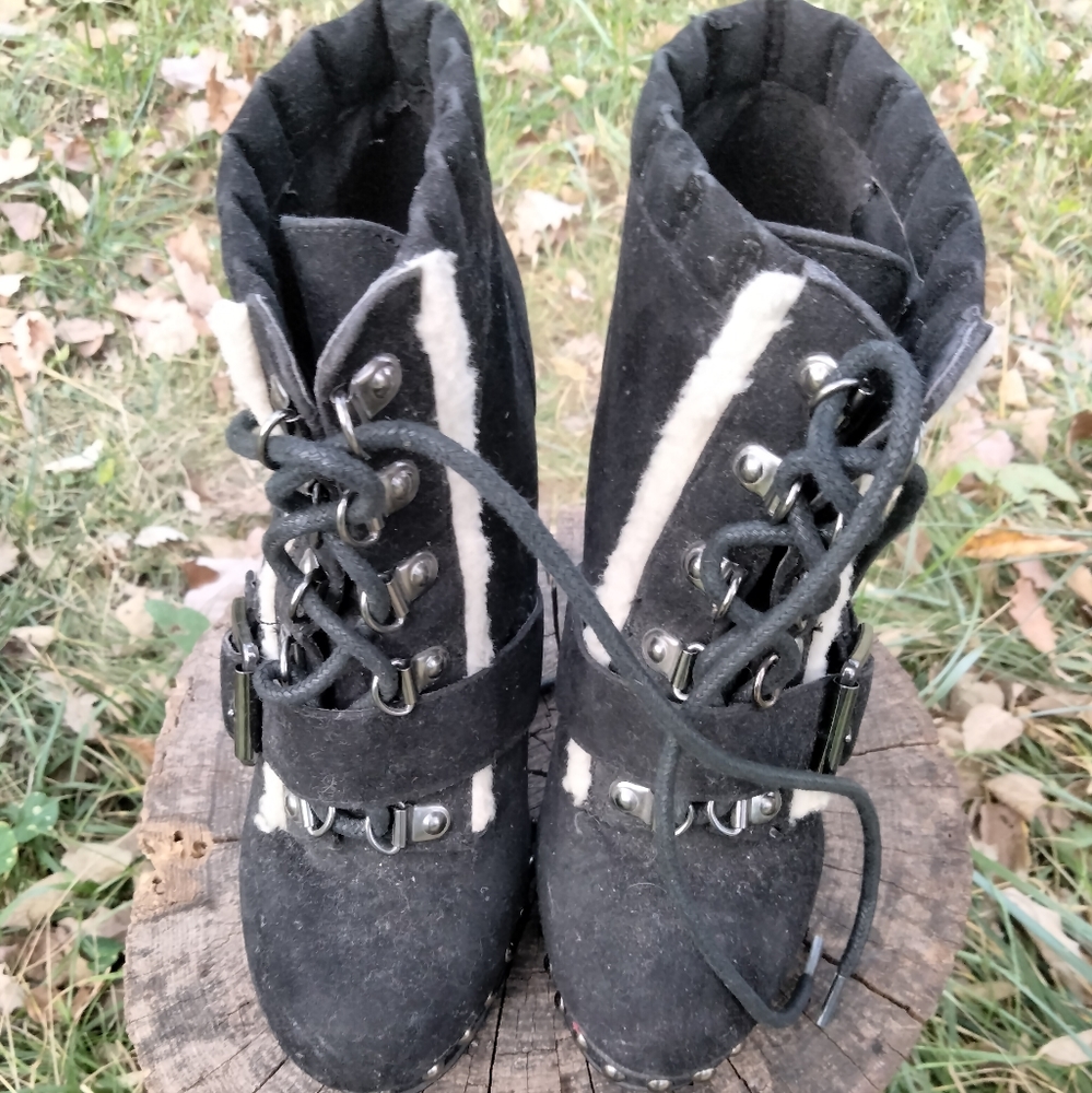 ⬇️ Price Drop!⬇️ Baker Ankle Boots in size 6M